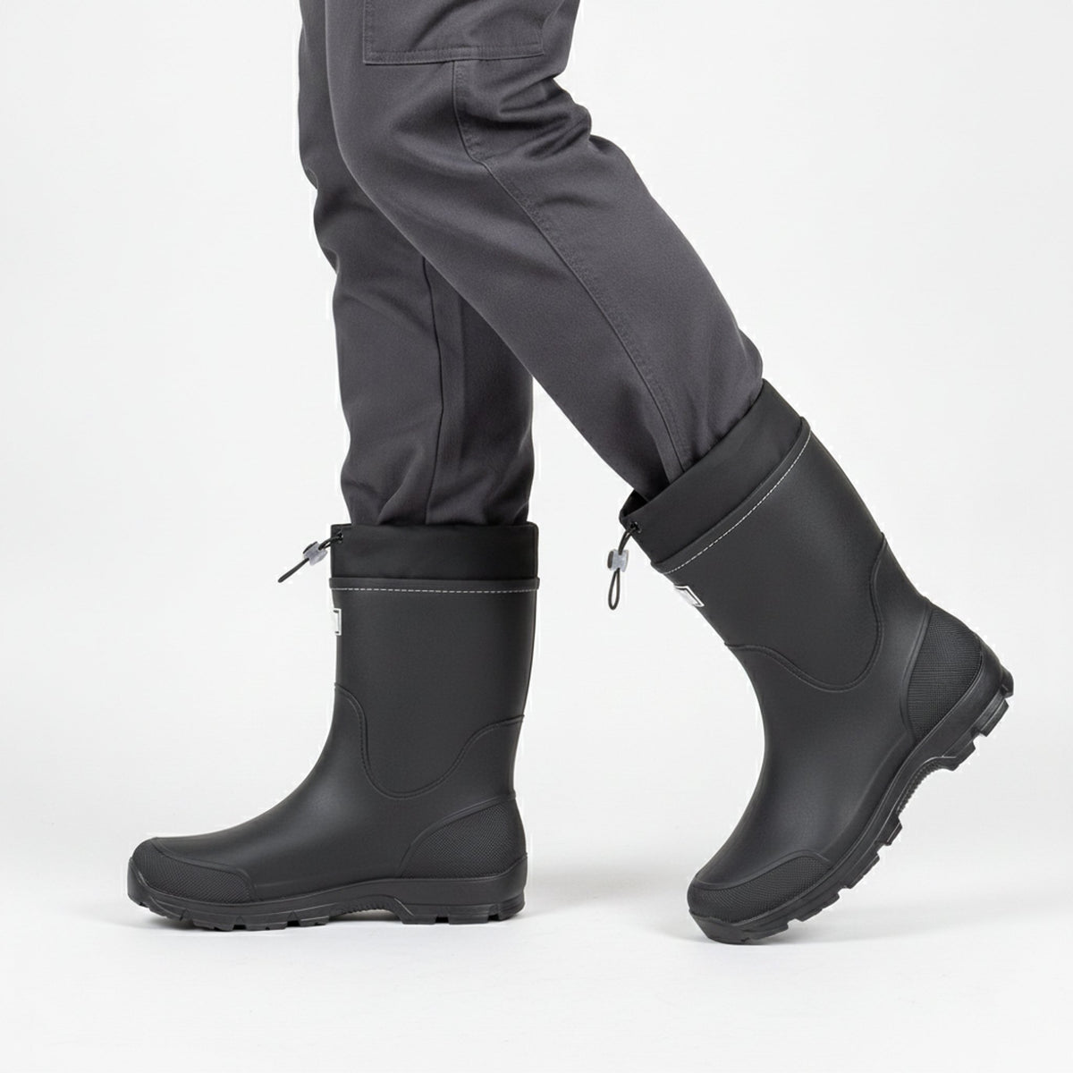 Henner Wassig Berufsschuhe Unisex in Schwarz – seitliche Gehbewegung