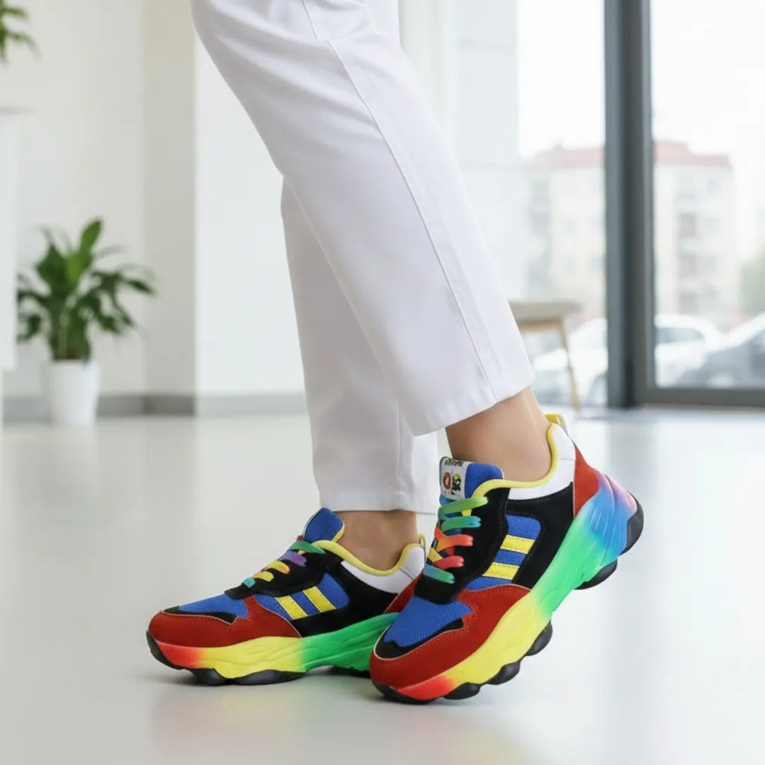 Henner Rainbow Berufsschuhe – Detailaufnahme am Fuß, Blau/Rot/Schwarz mit Regenbogen-Sohle und bunten Schnürsenkeln