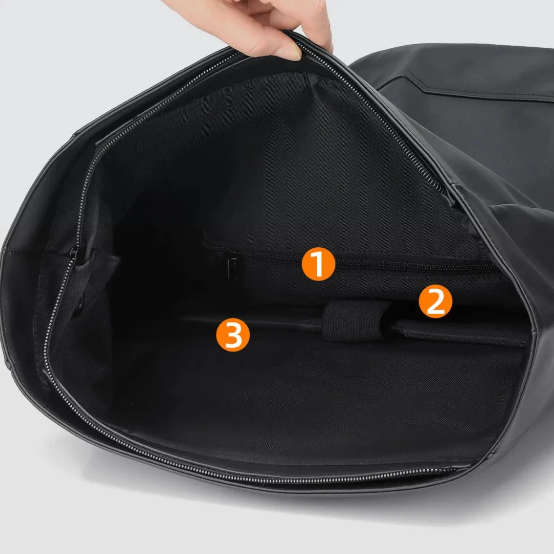 Rucksack geöffnet – Innenraum mit orangefarbenen Akzenten