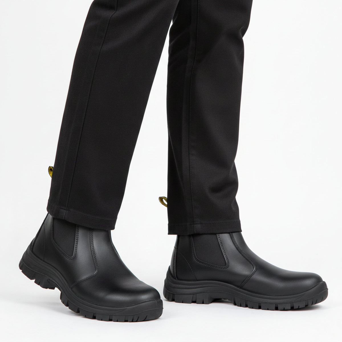 Henner Frex G Sicherheitsschuhe S3 Unisex in Schwarz – Frontalansicht im Studio
