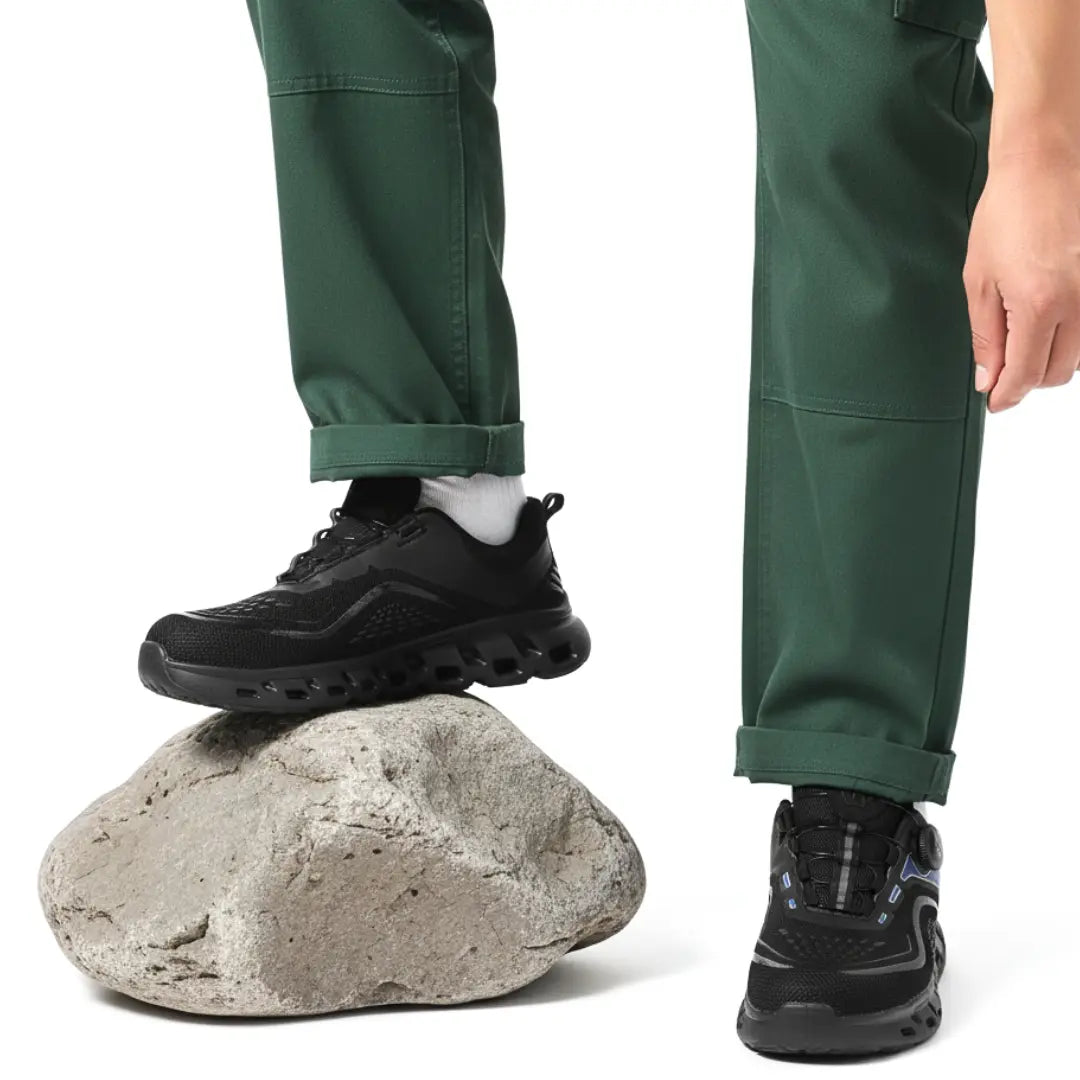 Arbeitsschuhe in Schwarz auf Felsen – robust und stoßfest