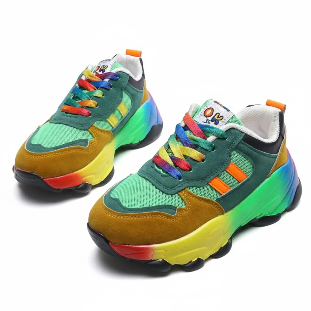 Herrer Rainbow Berufsschuhe – Paar in Grün/Braun mit Regenbogen-Sohle und bunten Schnürsenkeln, Studioaufnahme