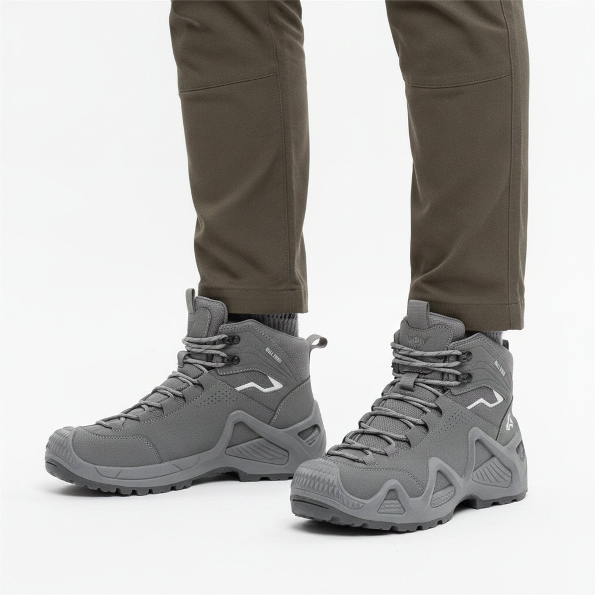 Henner Mount Wanderschuhe Unisex in Grau – Frontalansicht im Studio