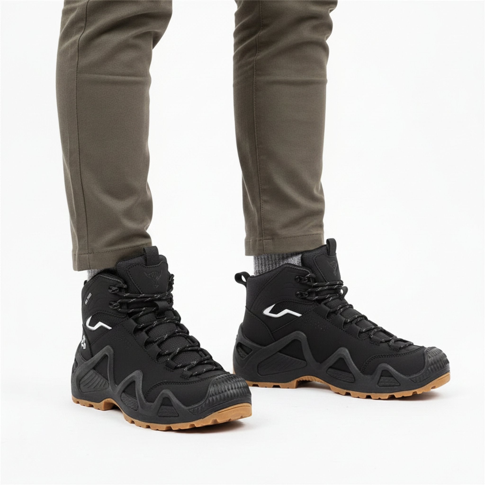 Henner Mount Wanderschuhe Unisex in Schwarz – Frontalansicht im Studio