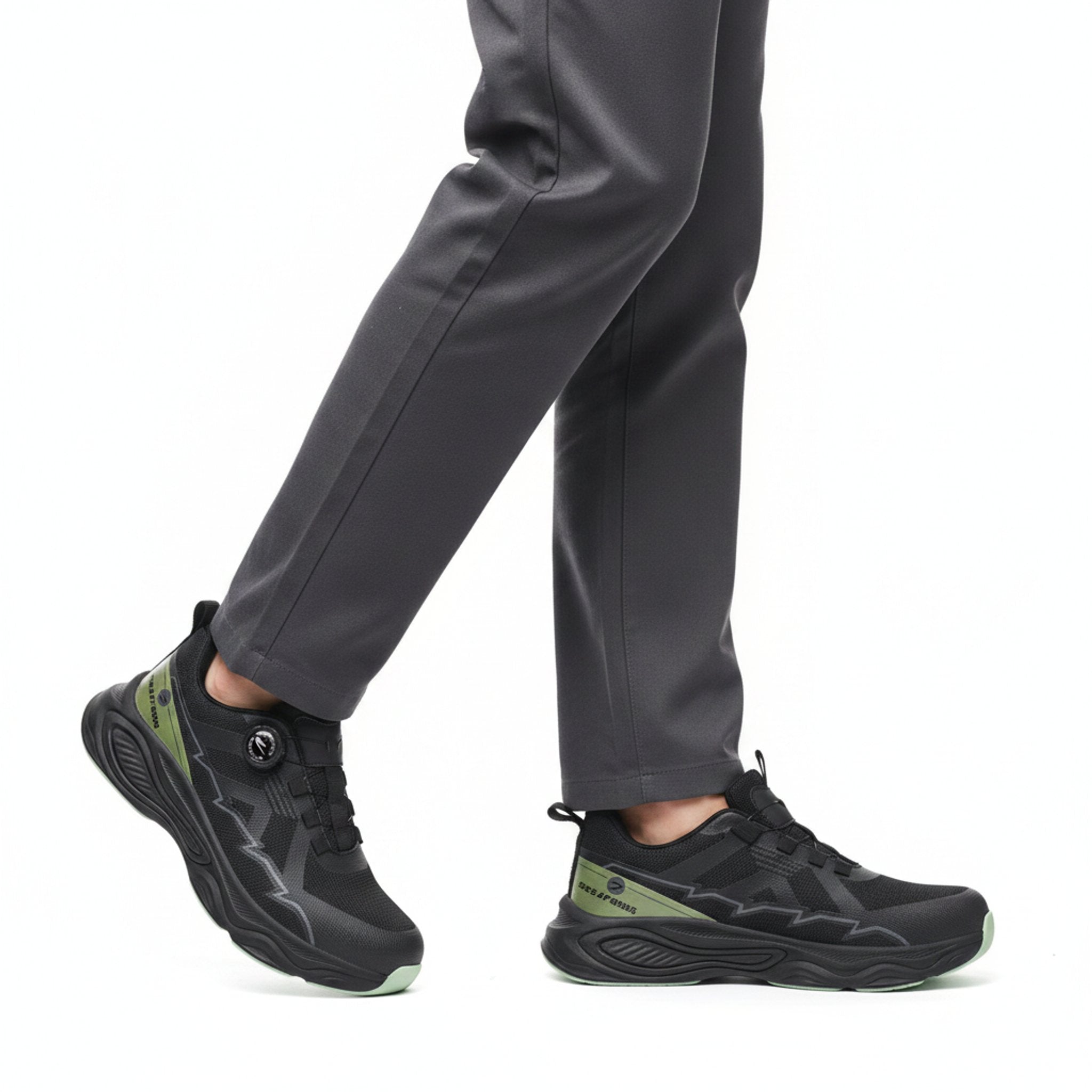 Henner ForcePro Sicherheitsschuhe S3 Unisex in Schwarz Grün – seitliche Gehbewegung