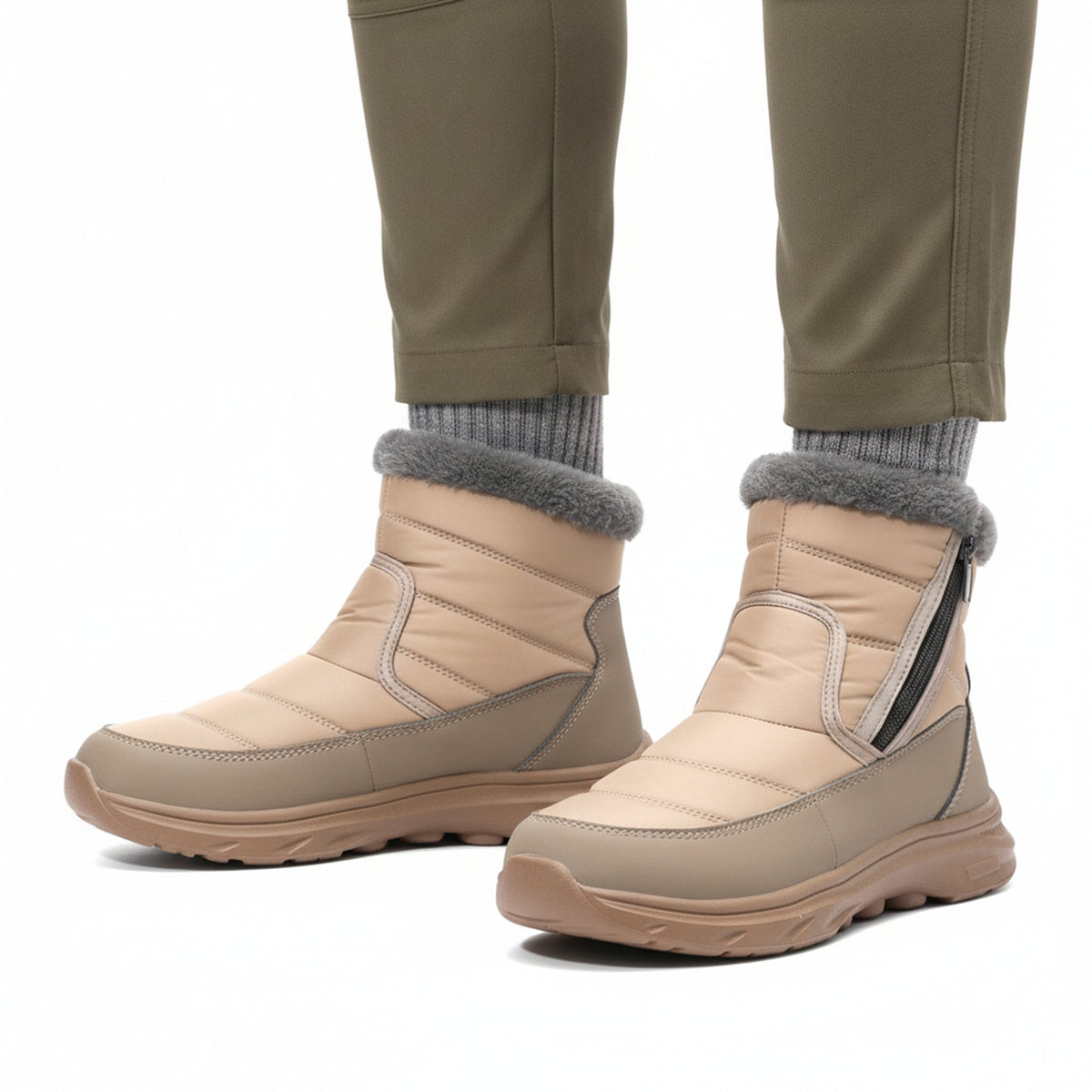 Henner Mut – Winterstiefel mit Seitlicher Reissverschluss Wanderschuhe Unisex in Beige – Frontalansicht im Studio