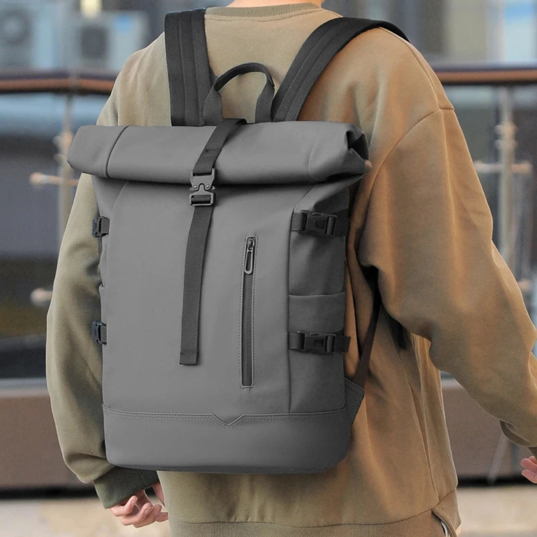 Schwarzer Henner Arbeitsrucksack mit Rollverschluss – leicht schräg von vorne
