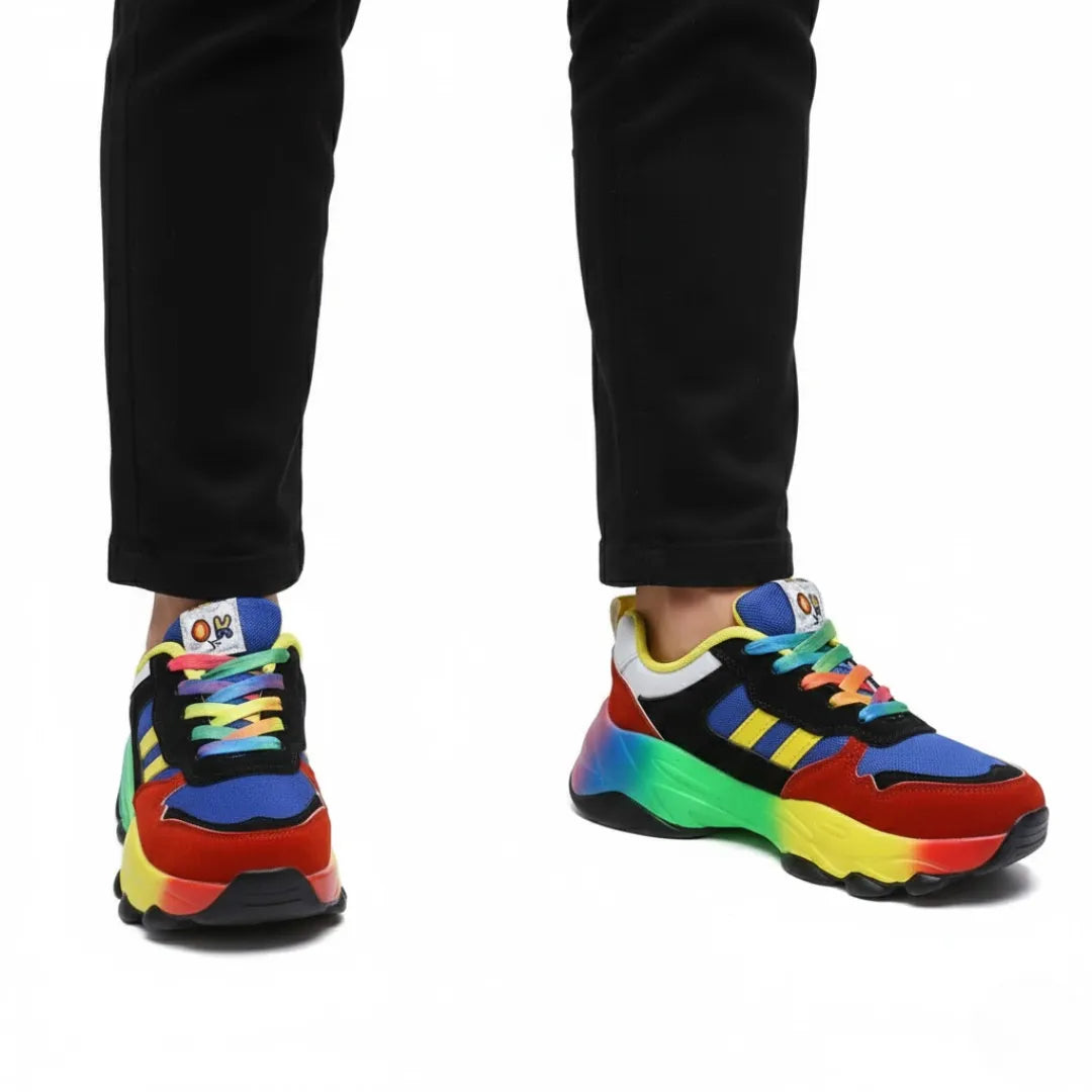 Henner Rainbow Berufsschuhe – getragen mit schwarzer Hose, Blau/Rot/Schwarz, Front- und Seitenansicht