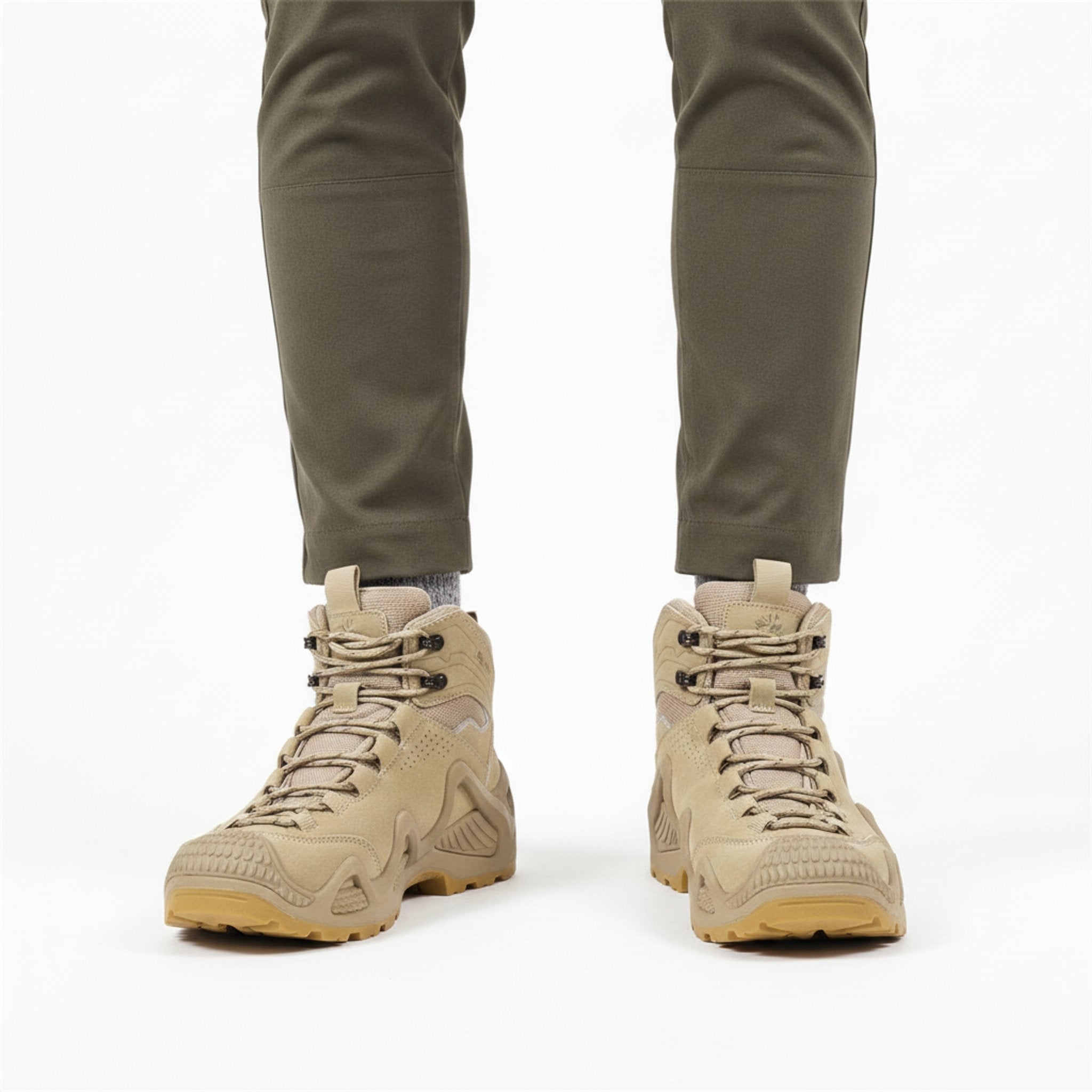 Henner Mount Wanderschuhe Unisex in Beige – Frontalansicht im Studio