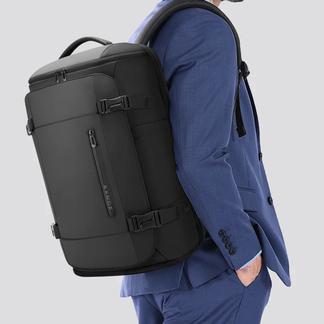 Business‑Look: Reisender trägt den Bange Airline Rucksack zu Anzug & Rollkoffer
