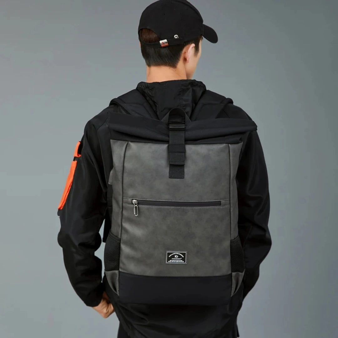 Lifestyle‑Foto: Pendler trägt den Kodger Bergen Roll‑Top Rucksack Grau in der Stadt