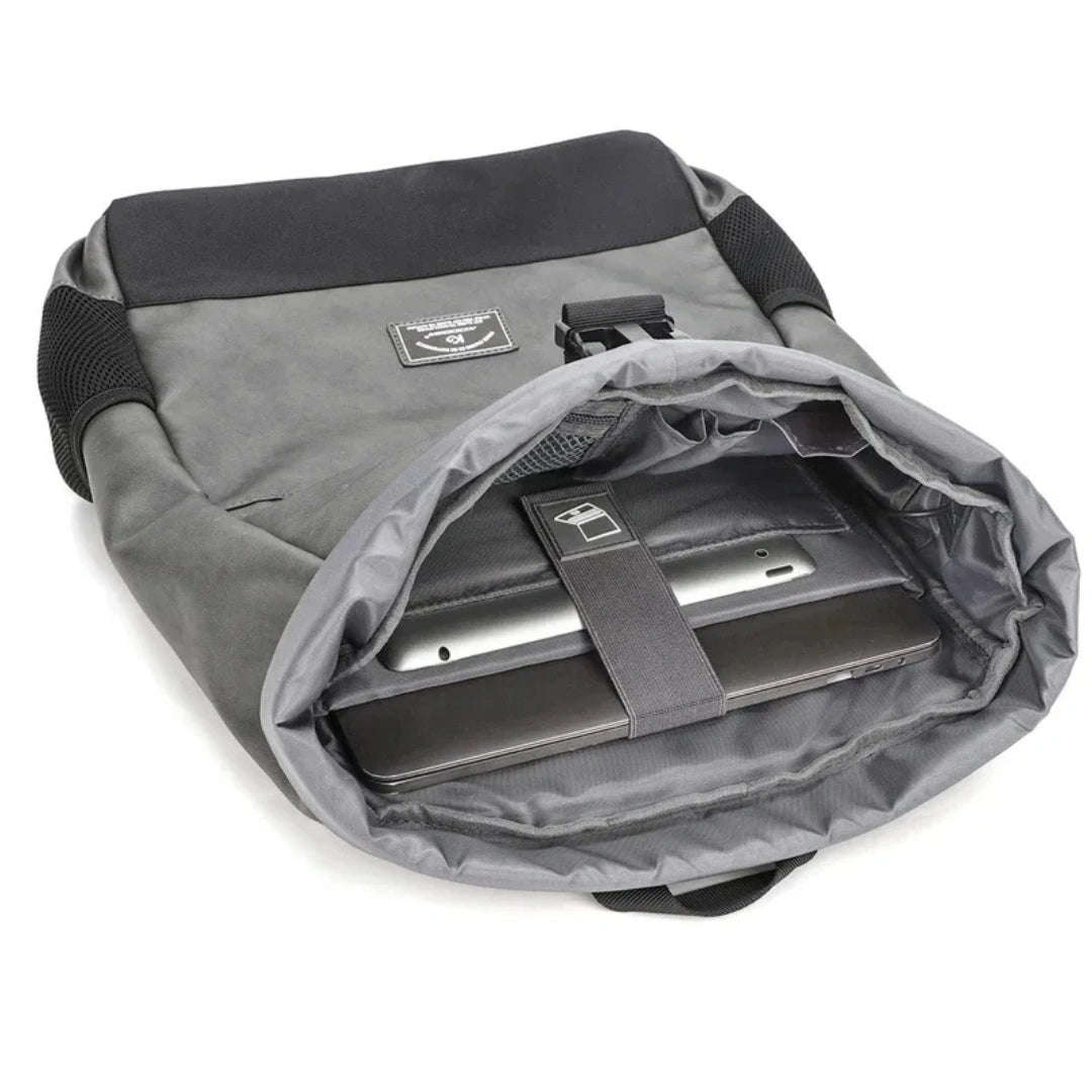 Innenansicht: Kodger Bergen Roll‑Top geöffnet, Laptopfach & Organisation
