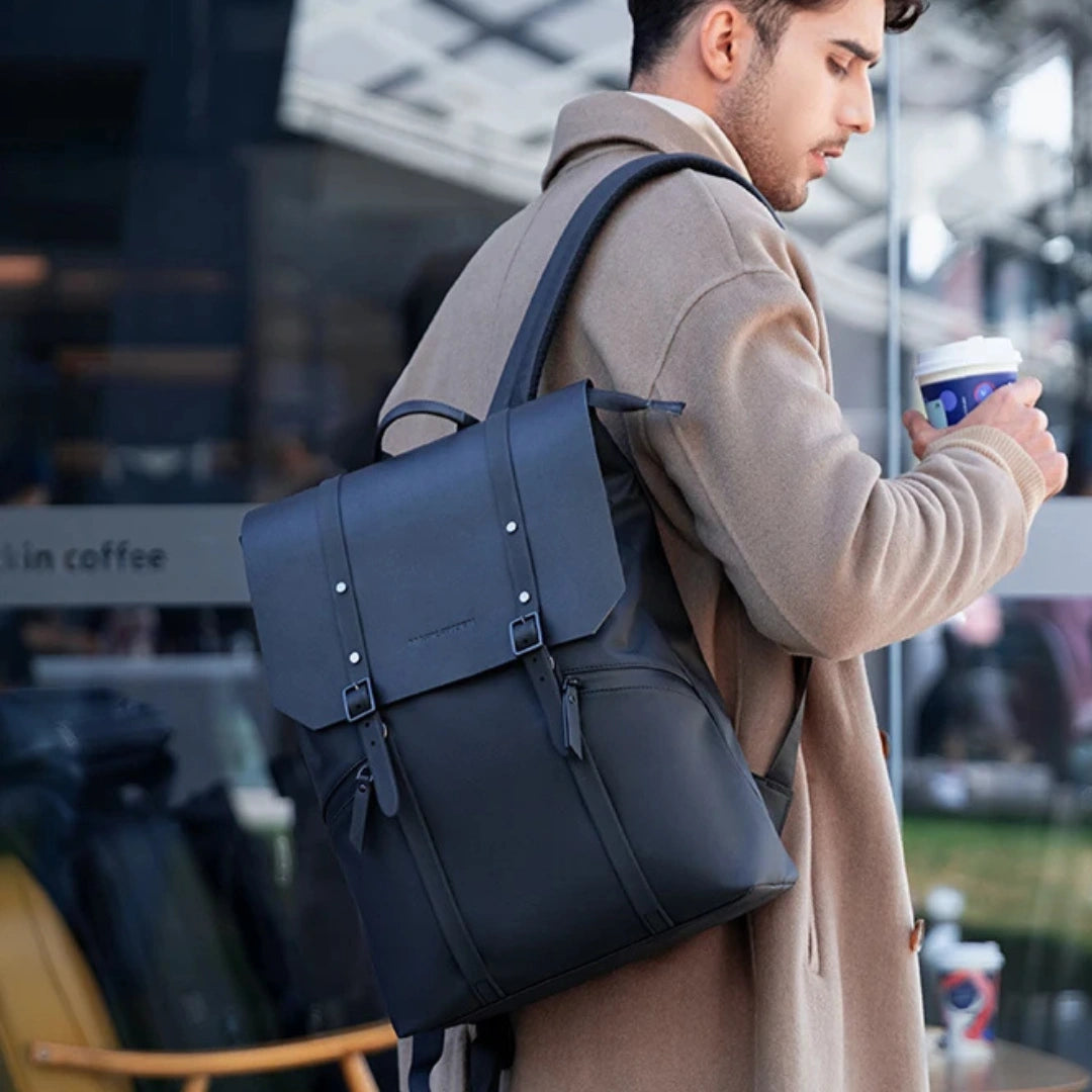 Lifestyle‑Foto: Pendler trägt den Ryden Minimal Rucksack in urbaner Umgebung