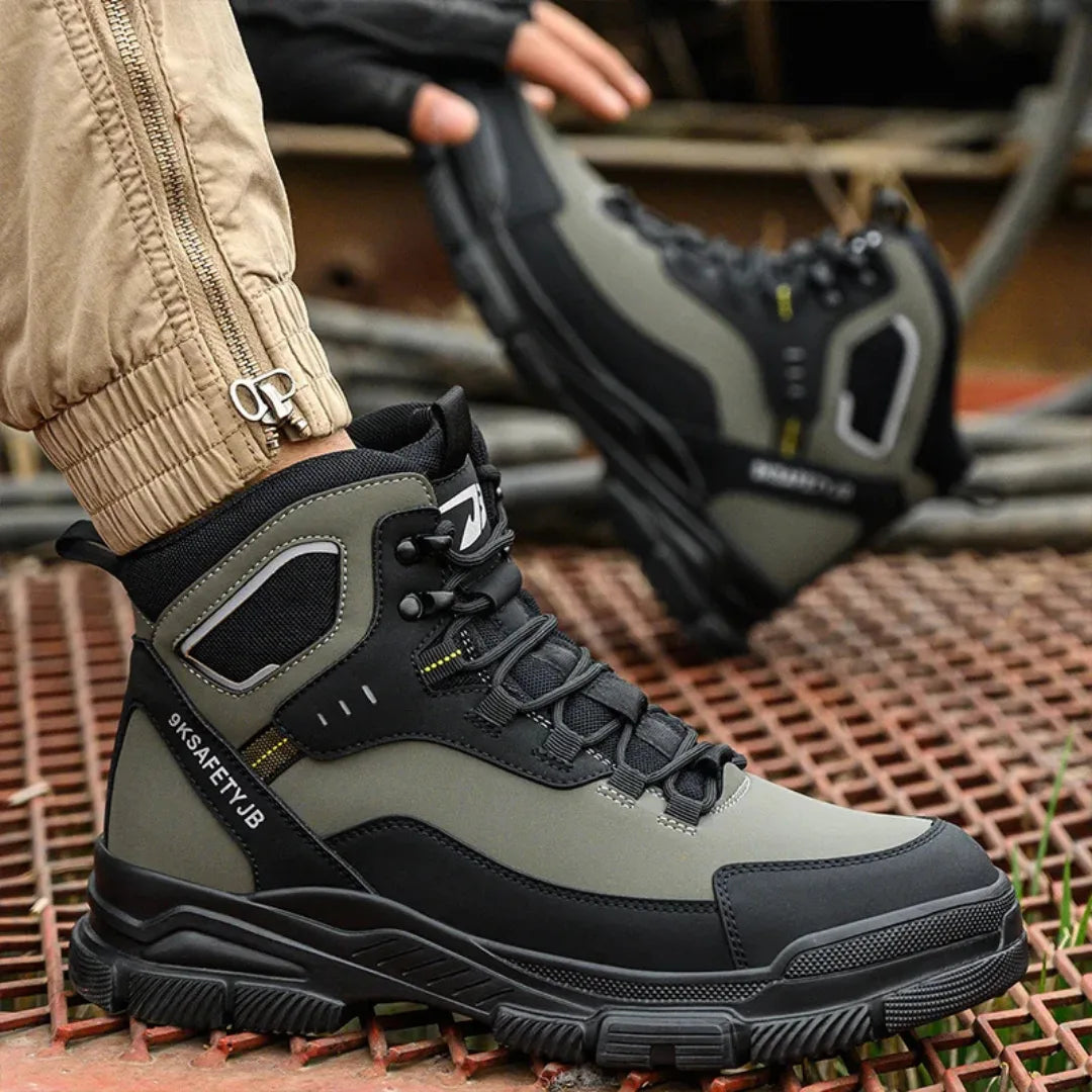 Henner Cutter JB S3 Sicherheitsschuhe am Fuß, Schritt über Metallgitter, Outdoor‑Einsatz