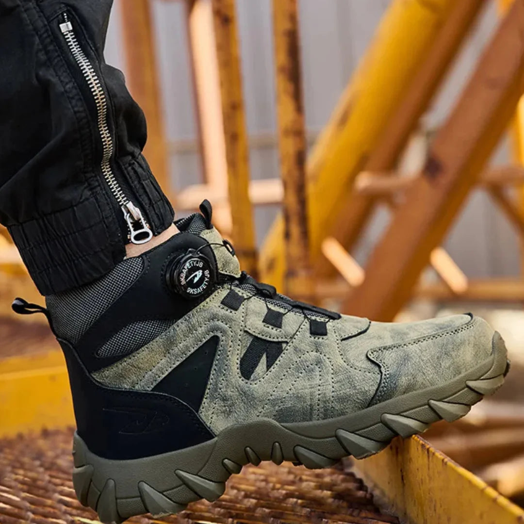 Desert Pro S3 Stiefel Schwarz am Fuß, kniende Position auf Stahlgitter