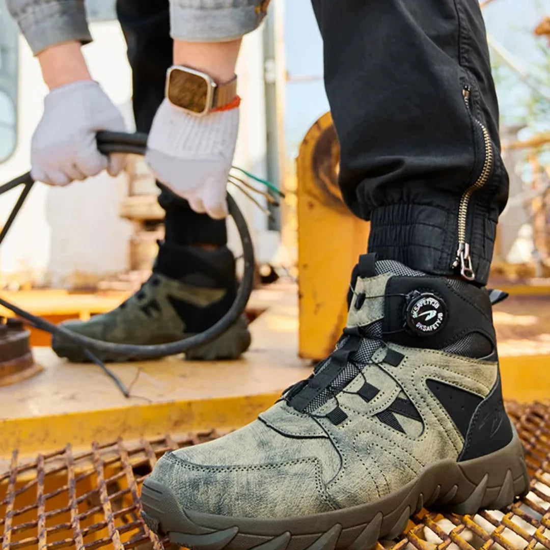 Desert Pro S3 Stiefel Oliv am Fuß, Arbeitsszene auf Werkstattboden