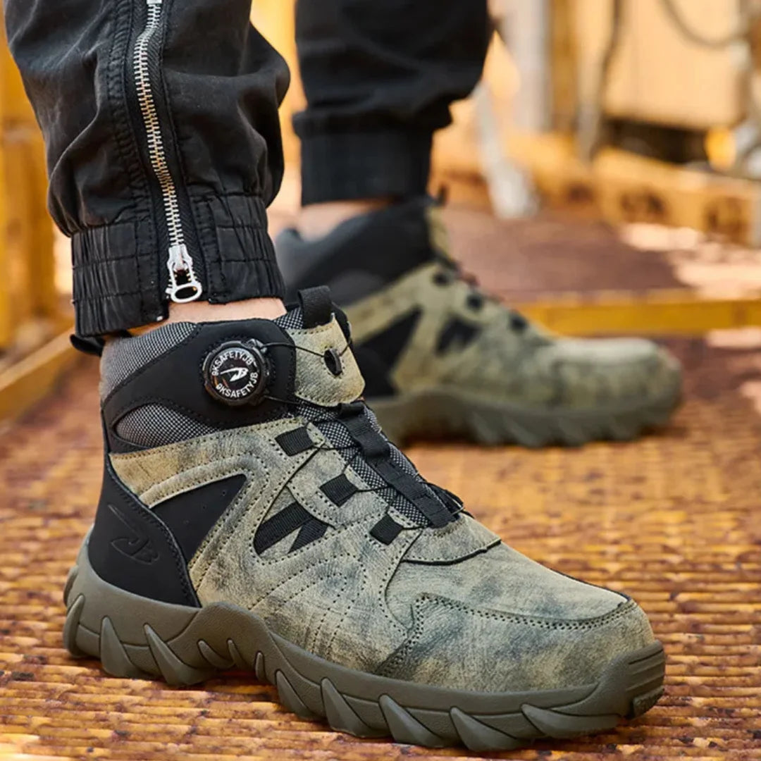 Desert Pro S3 Stiefel Oliv am Fuß, Arbeitsszene auf Werkstattboden