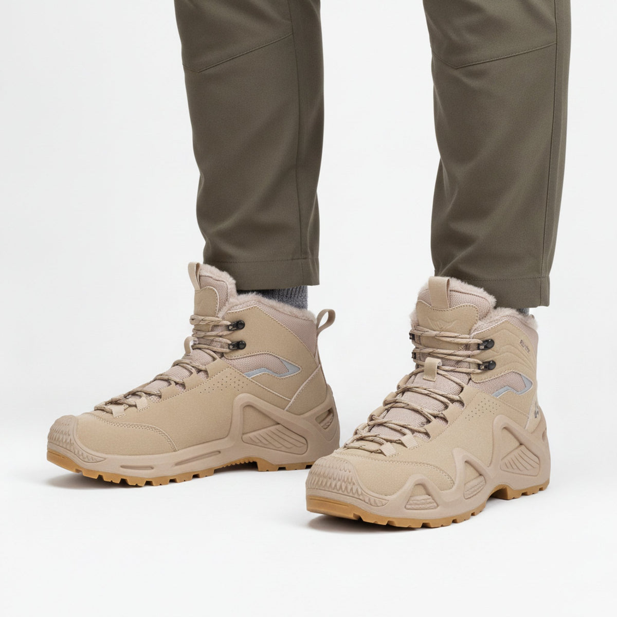 Henner Hennert Mount 2.0 Warmfutter Wanderschuhe Unisex in Beige – Frontalansicht im Studio