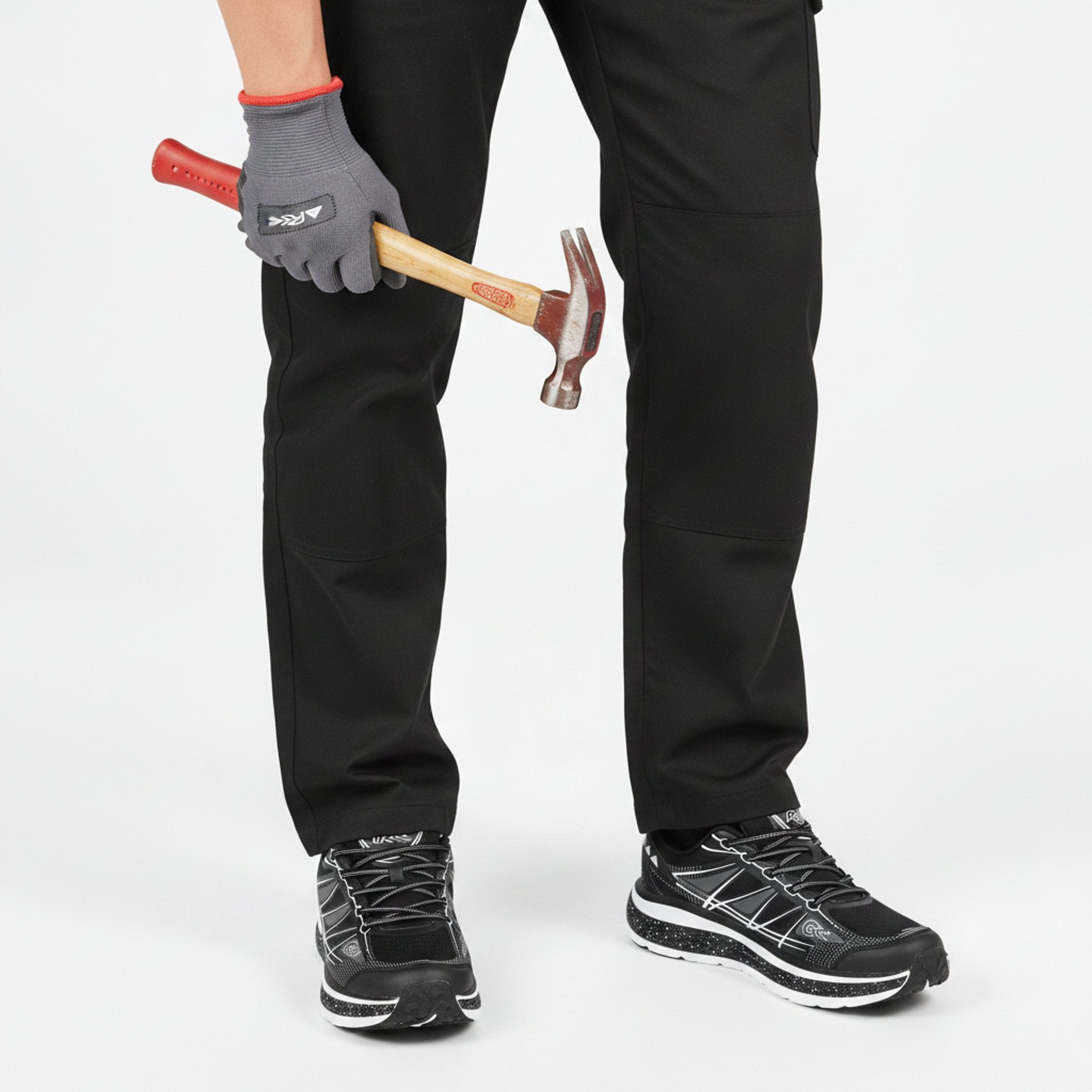 Henner Sandic Berufsschuhe Unisex in Schwarz – Arbeitssituation mit Hammer