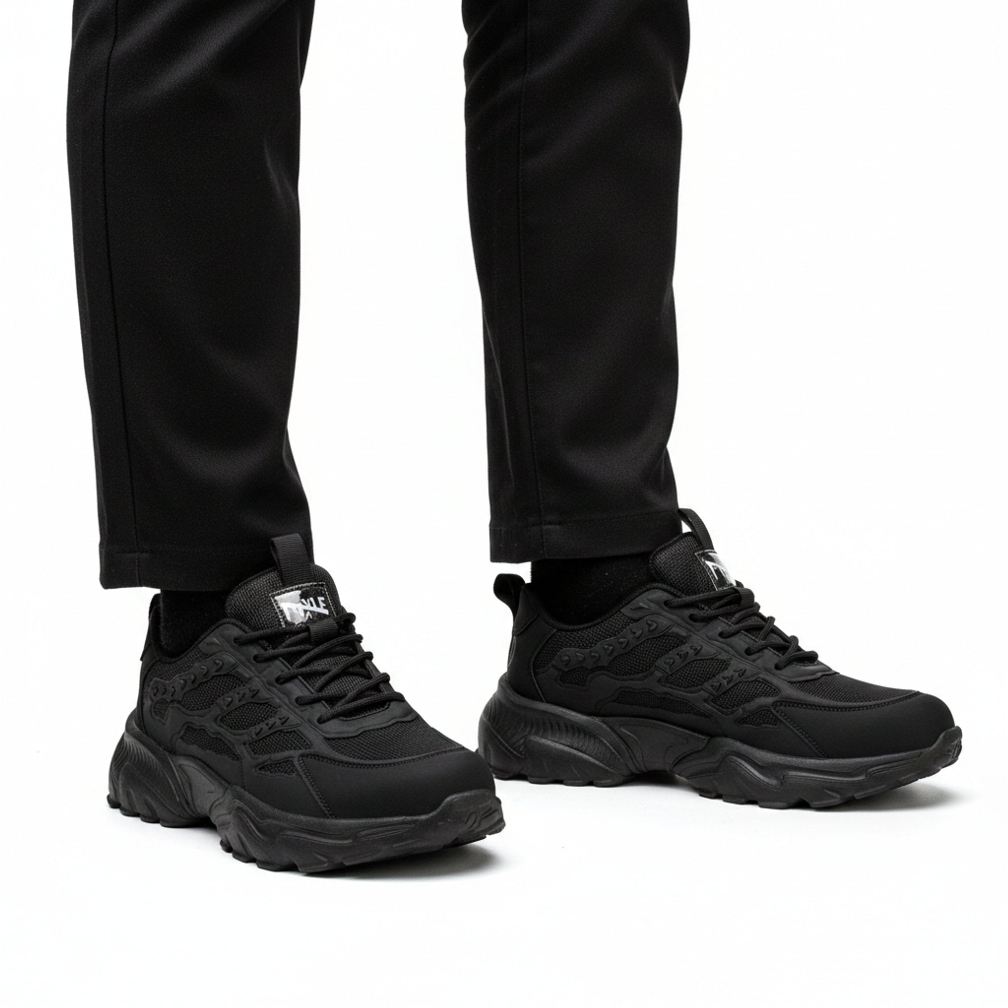 Henner 75Plus - S1 Sicherheitsschuhe Sicherheitsschuhe S1 Damen in Schwarz – Frontalansicht im Studio