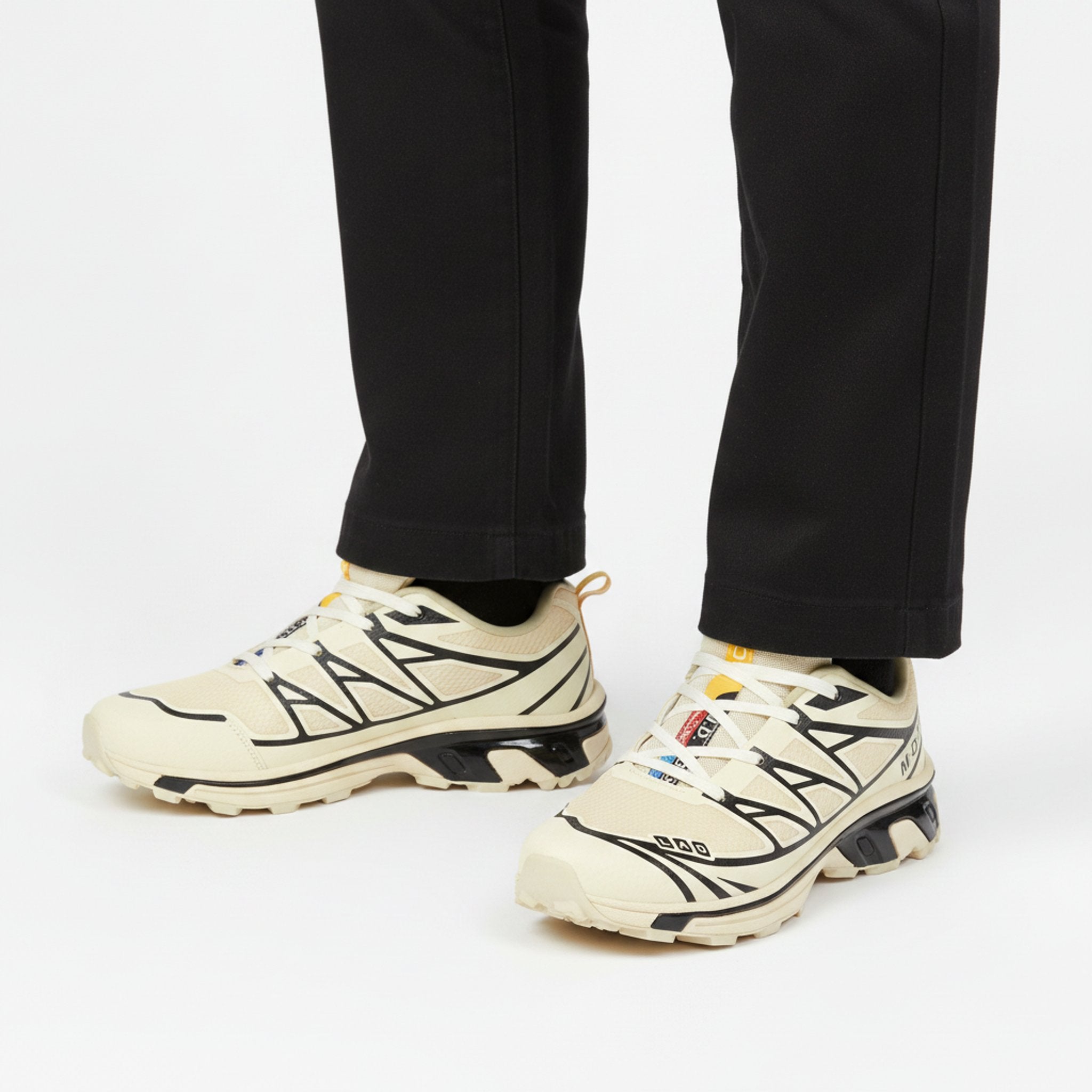 Henner Luft Berufsschuhe Unisex in Beige – Frontalansicht im Studio