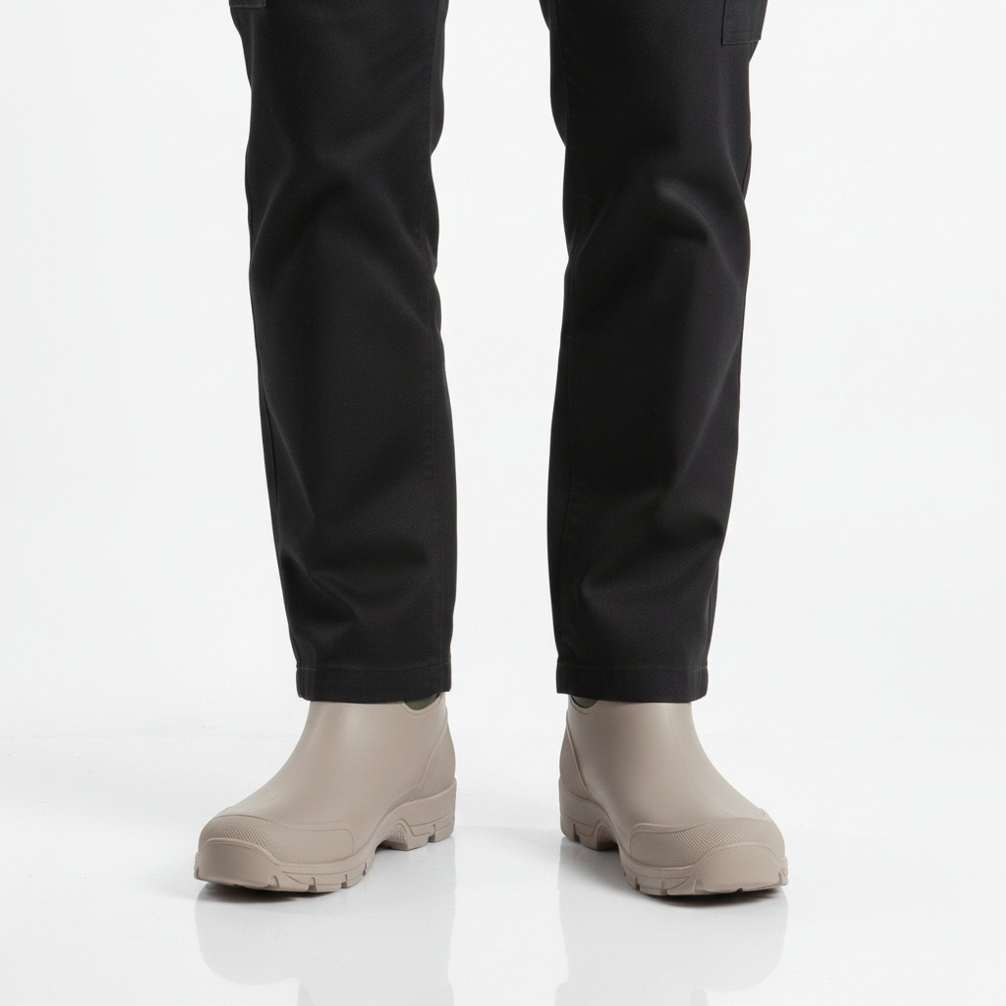 Henner Wassig Berufsschuhe Unisex in Grau – Frontalansicht im Studio