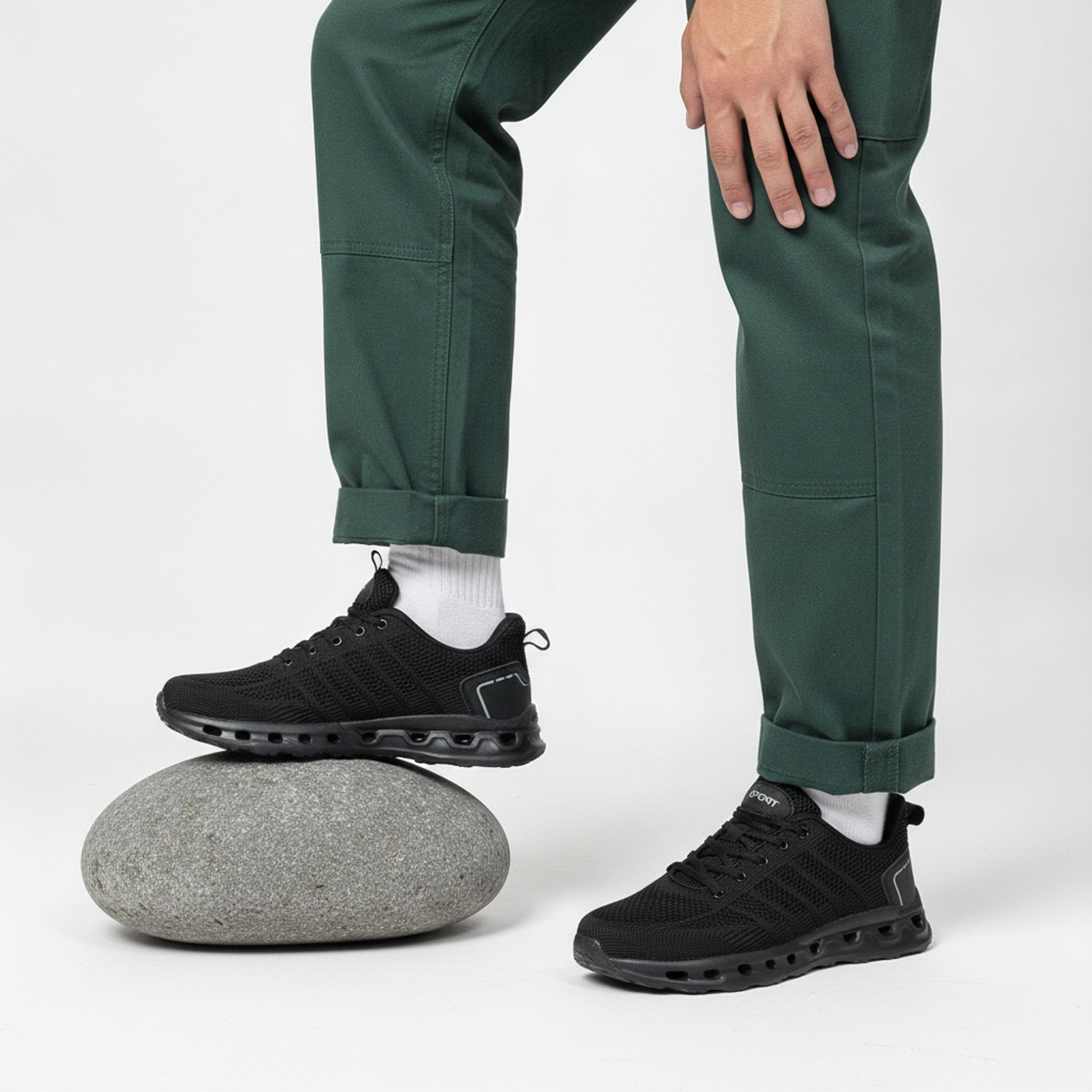 Henner OrthoTrek Berufsschuhe Unisex in Schwarz – Fuß auf Stein