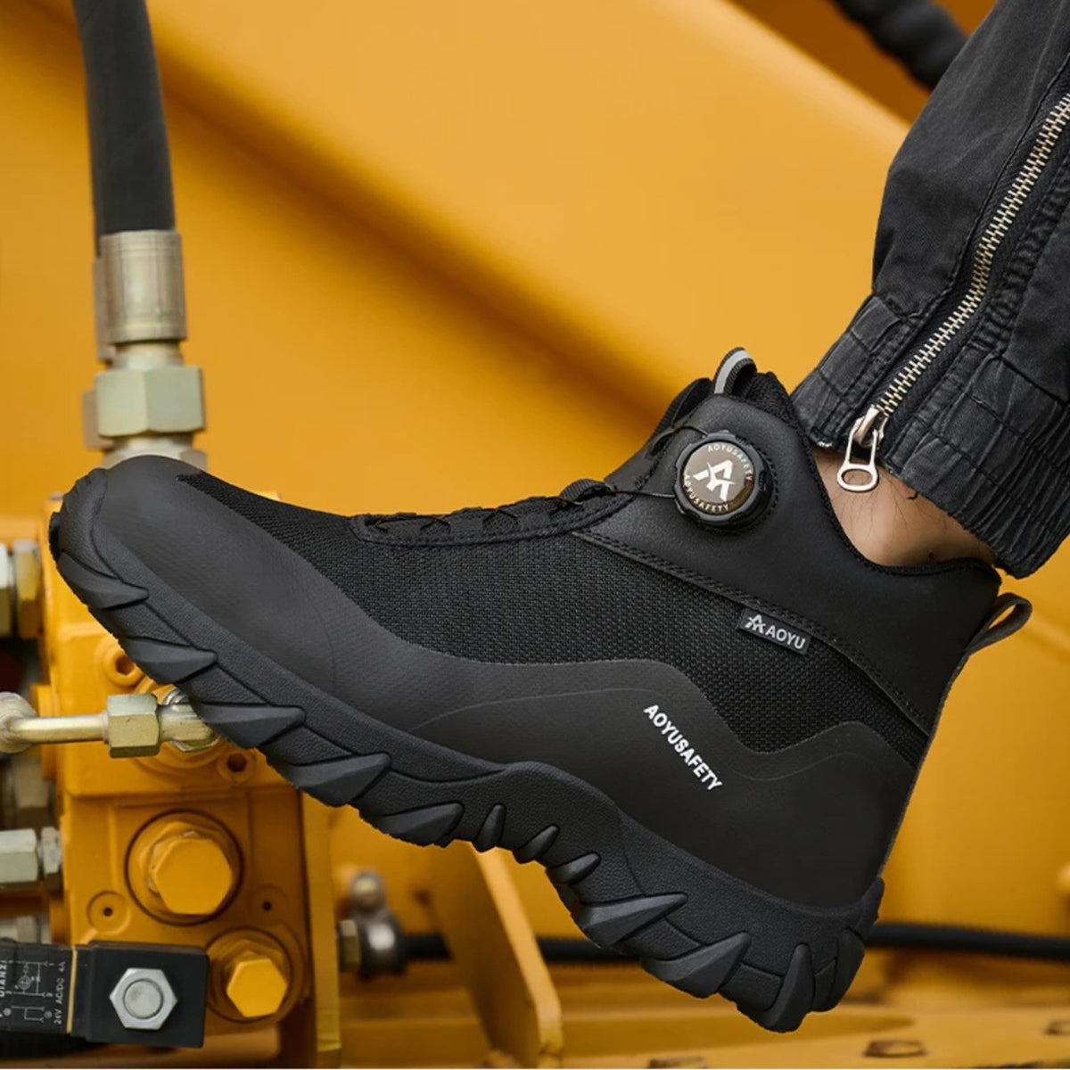 Henner Arot Sicherheitsstiefel mit Stahlkappe | Vierjahreszeiten & Warmfutter | Rutschfest Sicherheitsschuhe S3 Unisex in Schwarz – Dreiviertelansicht